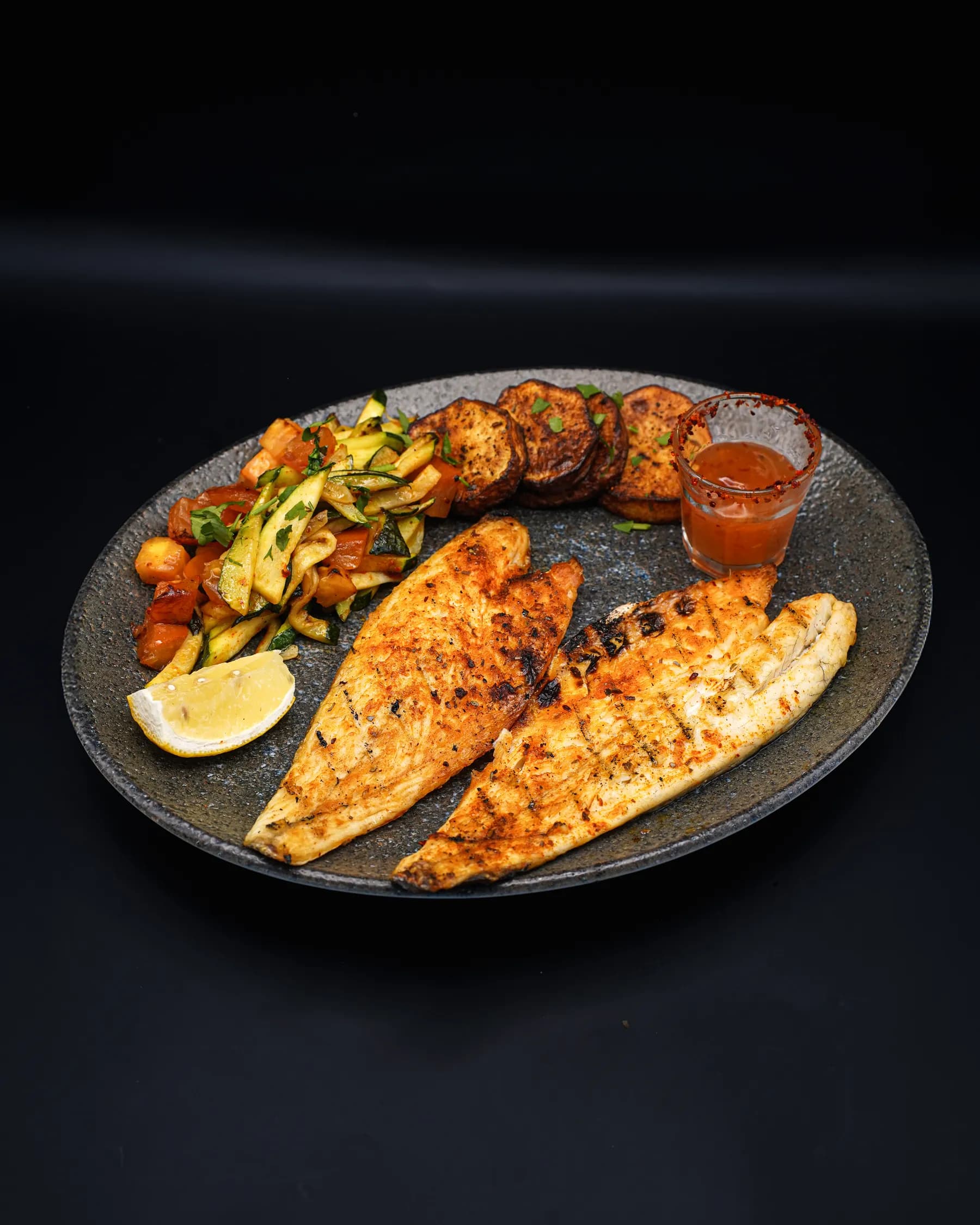 Grilled fish with vegetables and lemon